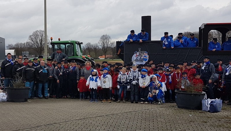 Gruppenbild KG Sonn Männ beim Rosenmontagszug 2019 in Wegberg